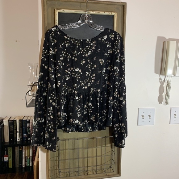 Cupcakes & Cashmere Josephina Floral Print Top Black Peplum  Blouse Medium NWT - Picture 4 of 9